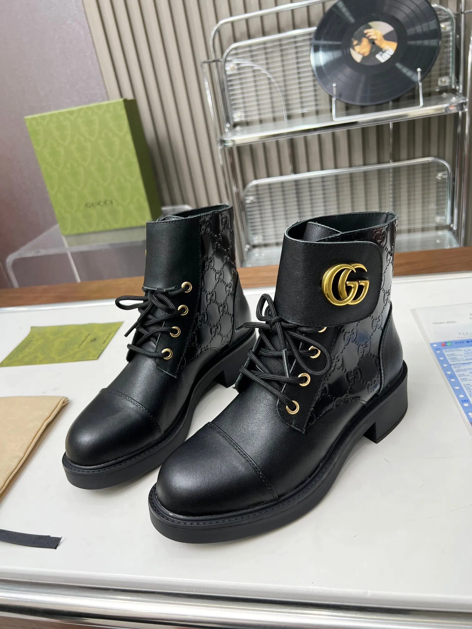 👟👟Ex-factory price 540👟👟The latest model from GUCCI. The counters are updated simultaneously. Classic styles are revitalized with iconic brand logo elements. The Velcro adhesive design on the shoe collar is easy to put on and take off. The upper leg looks great. Fabric: first layer cowhide/cowhide lining. Code number: 35-42#